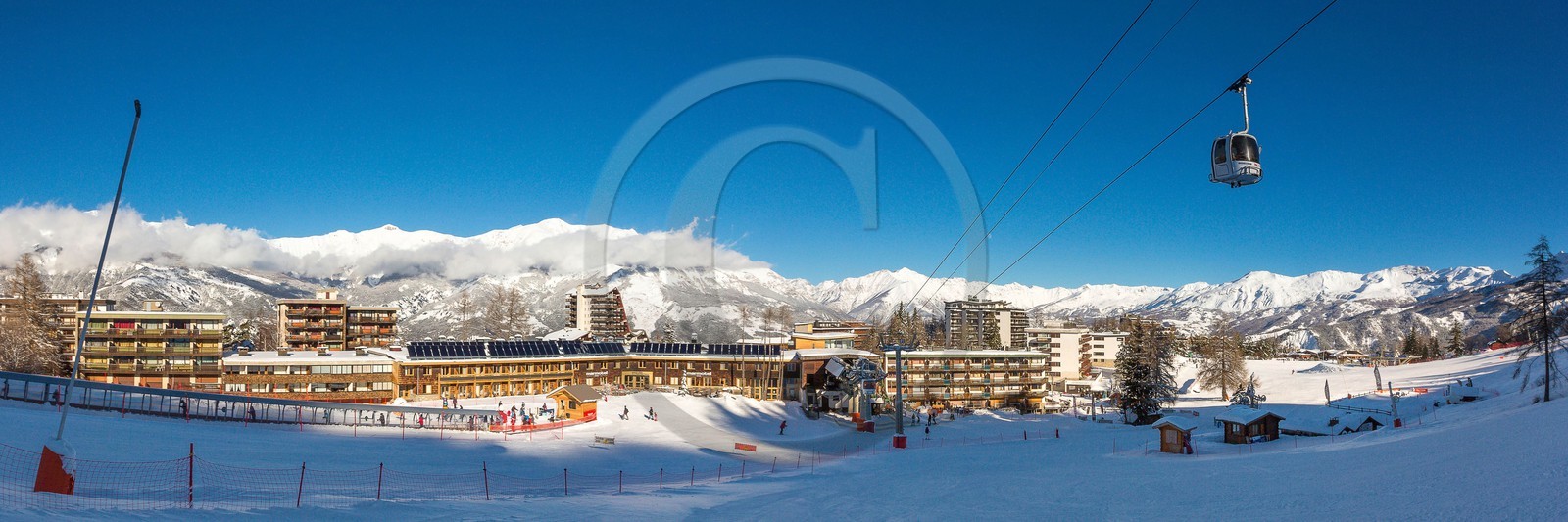 Uvernet-Fours, station de ski de Praloup , hôtel le Marmotel