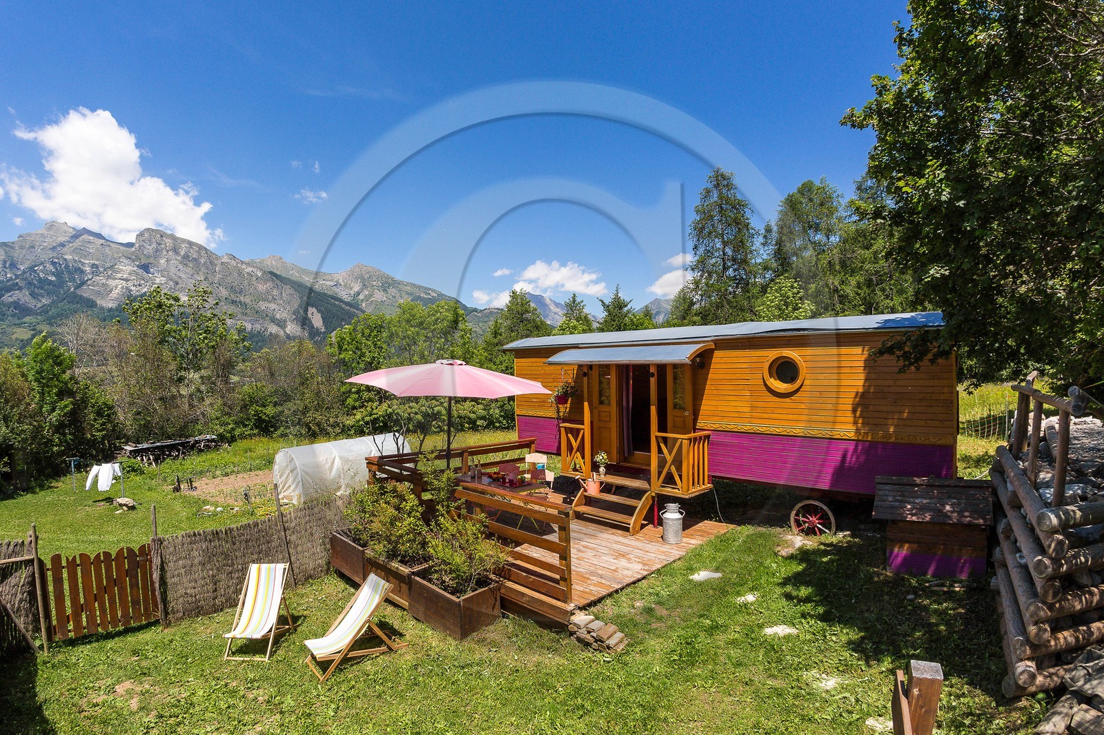 Saint-Léger Les Mélèzes, Gîte La Roulotte des Forests