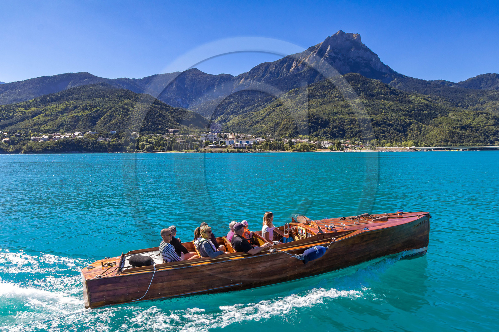 Out Emotion, croisière en vedette en acajou