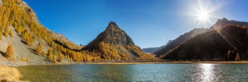 Jausiers, Lac des Sagnes et forêt de mélèzes à l'automne