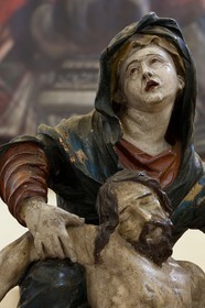 Village de l'Epine, église paroissiale du XIXème siècle recèle une pietà en bois sculptée datant du XIème siècle
