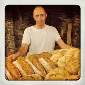 Valbonnais, Entraigues, fournil de Gragnolet, Vincent Billard fabrication pain biologique avec la farine du Trièves petri a la main methode traditionnelle  et cuit au feu de bois