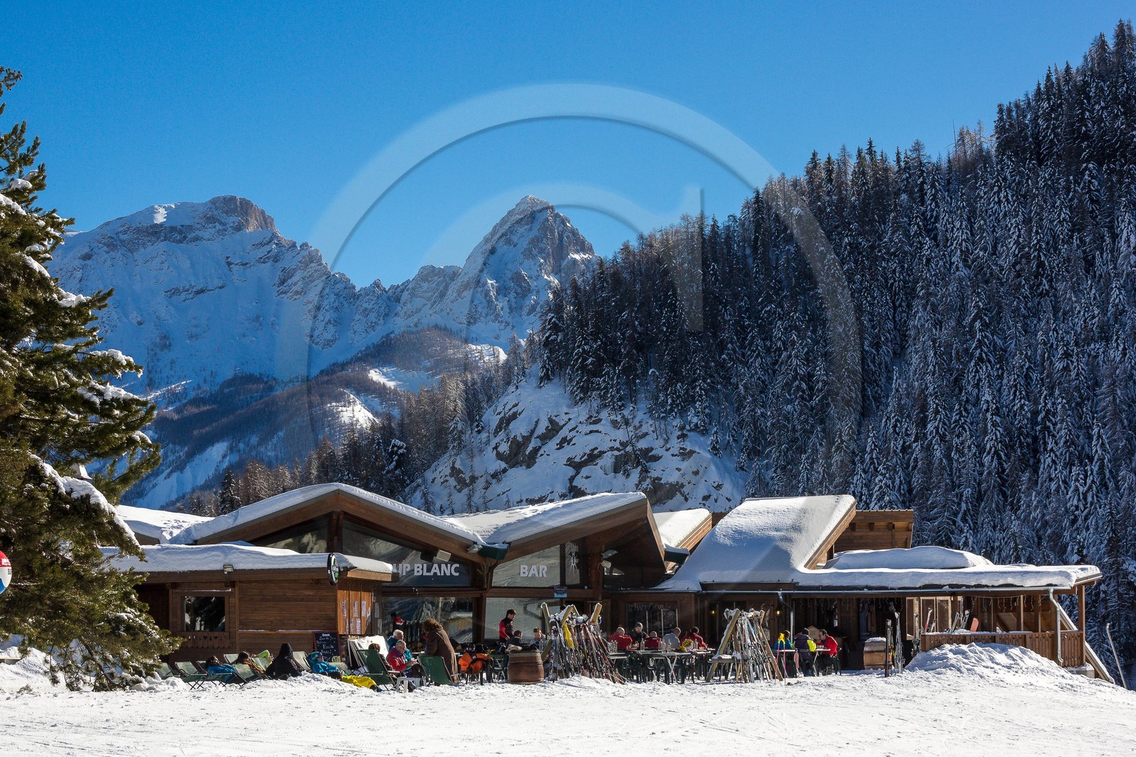 Uvernet-Fours, station de ski de Praloup, Hôtel Bar Restaurant Le Loup Blanc