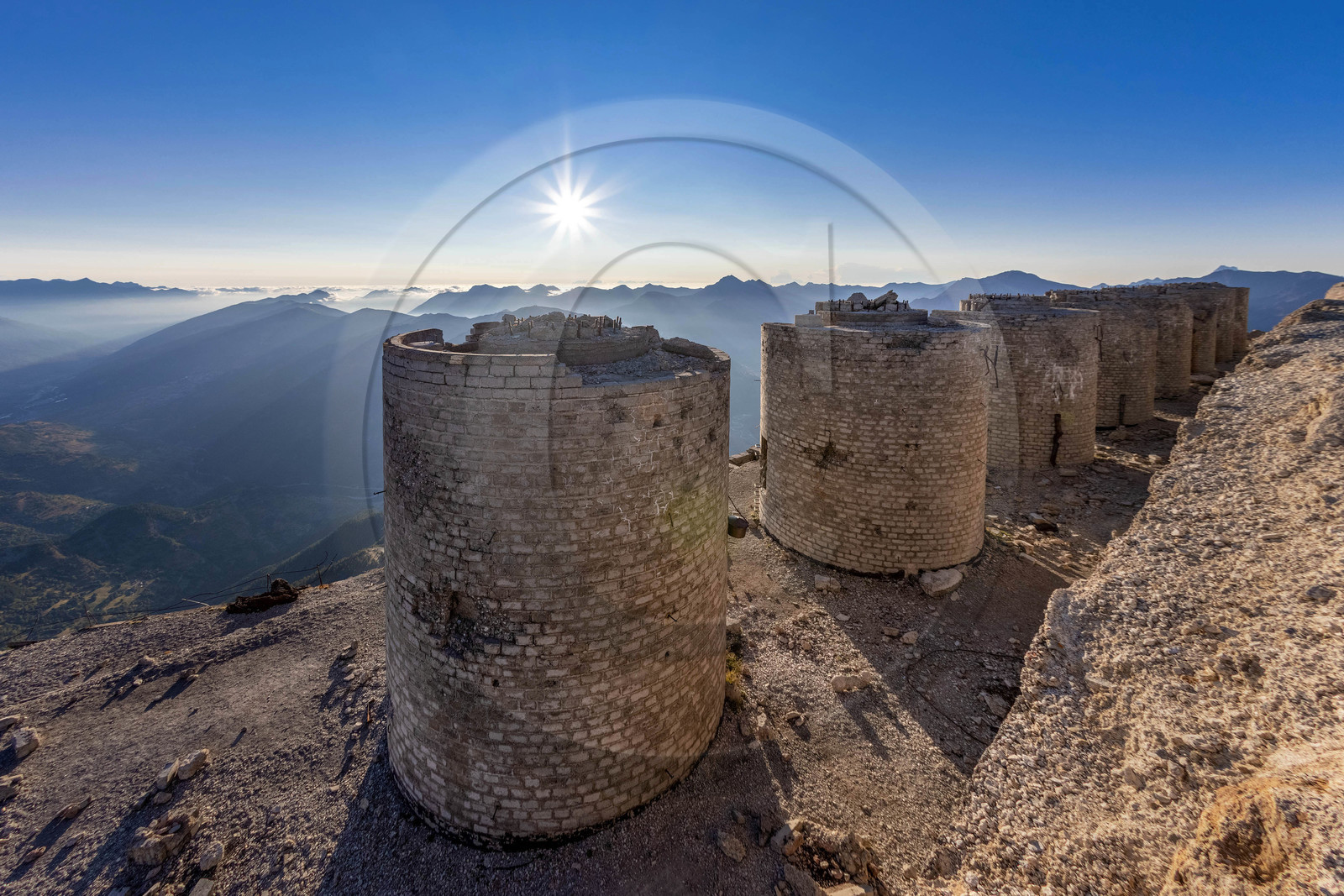 Fort du Chaberton et les ruines de l'ancien camp militaire