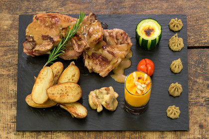Gigot d'agneau à la fleur de sel et jus court au romarin
