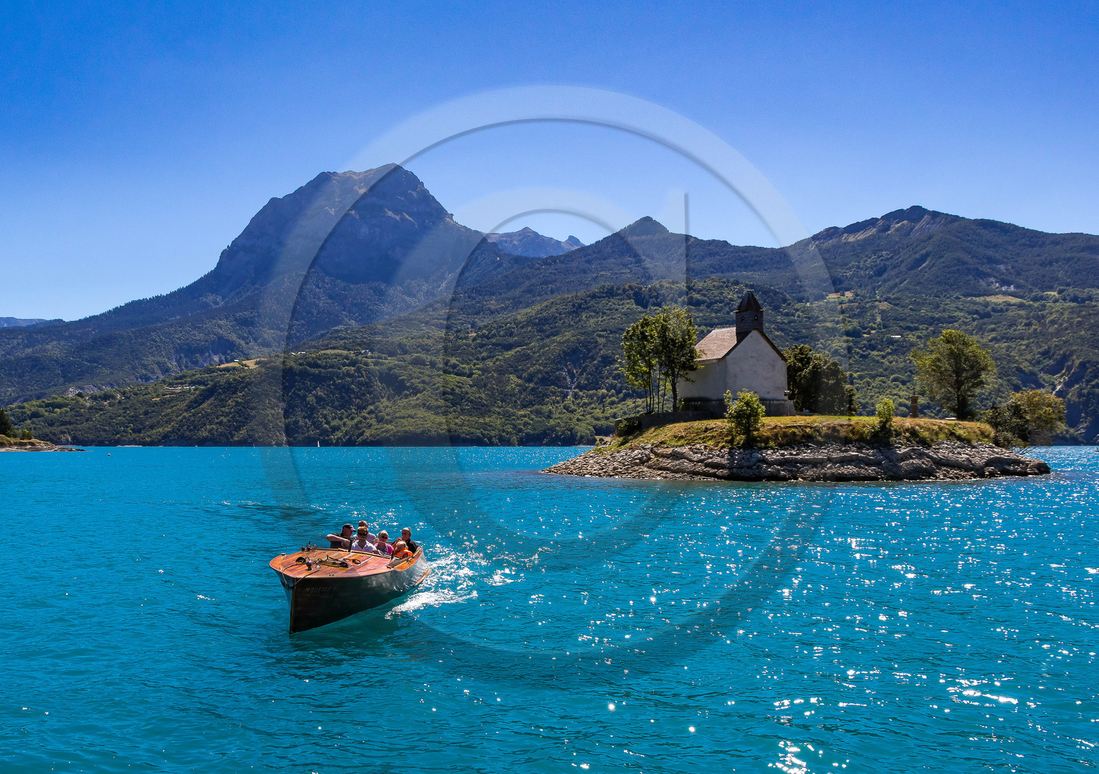 Out Emotion, croisière en vedette en acajou