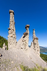 Le Sauze-du-Lac, site classé des Demoiselles Coiffées,  appelées également cheminées de fées