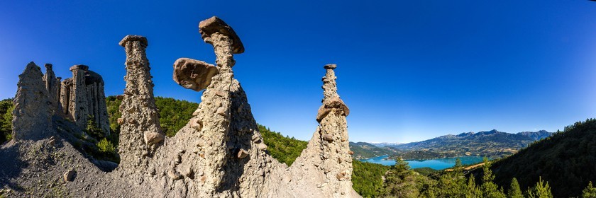 Le Sauze-du-Lac, site classé des Demoiselles Coiffées,  appelées également cheminées de fées