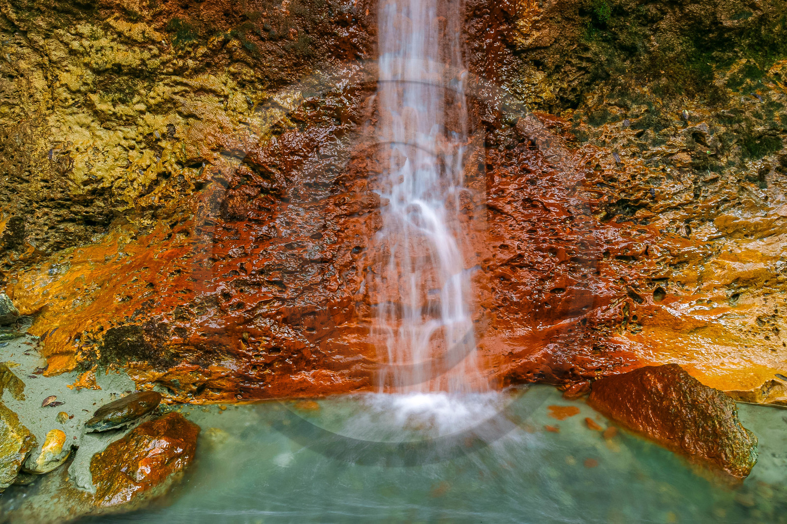 Réserve naturelle des Contamines-Montjoie, source ferrugineuse dans le torrent de Tré-la-Tête