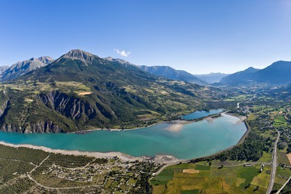 Lac de Serre-Ponçon, le plan d'eau et la ville d'Embrun