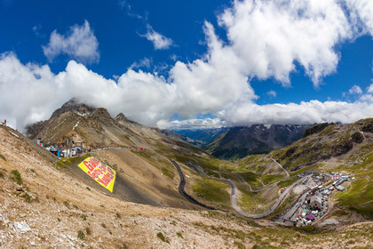 Tour de France 2011, arrivée au sommet du col du Galibier (altitude 2 6421 m)