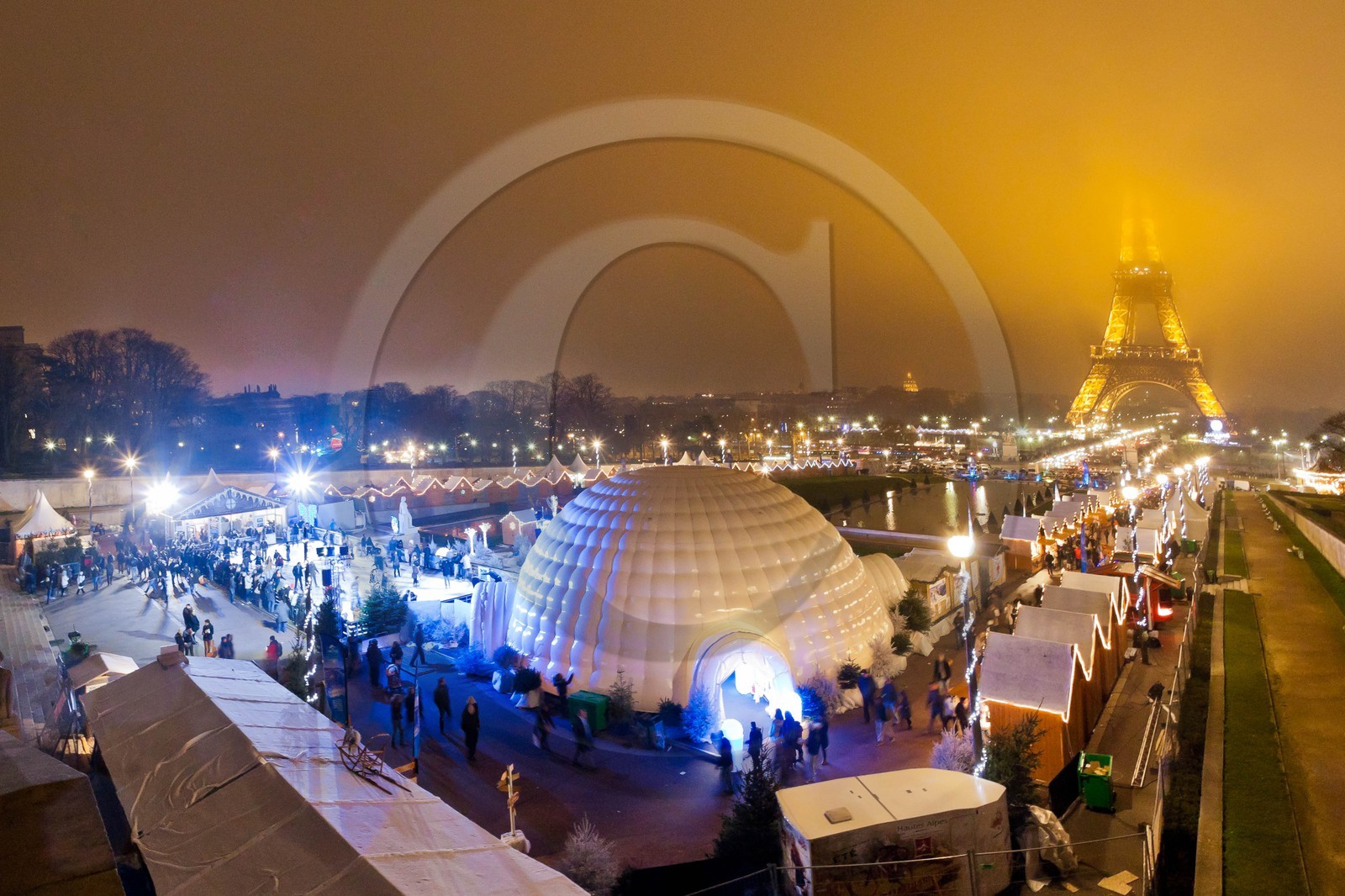 Paris, 2011, le village de Noël du Trocadéro et son univers de neige et glace