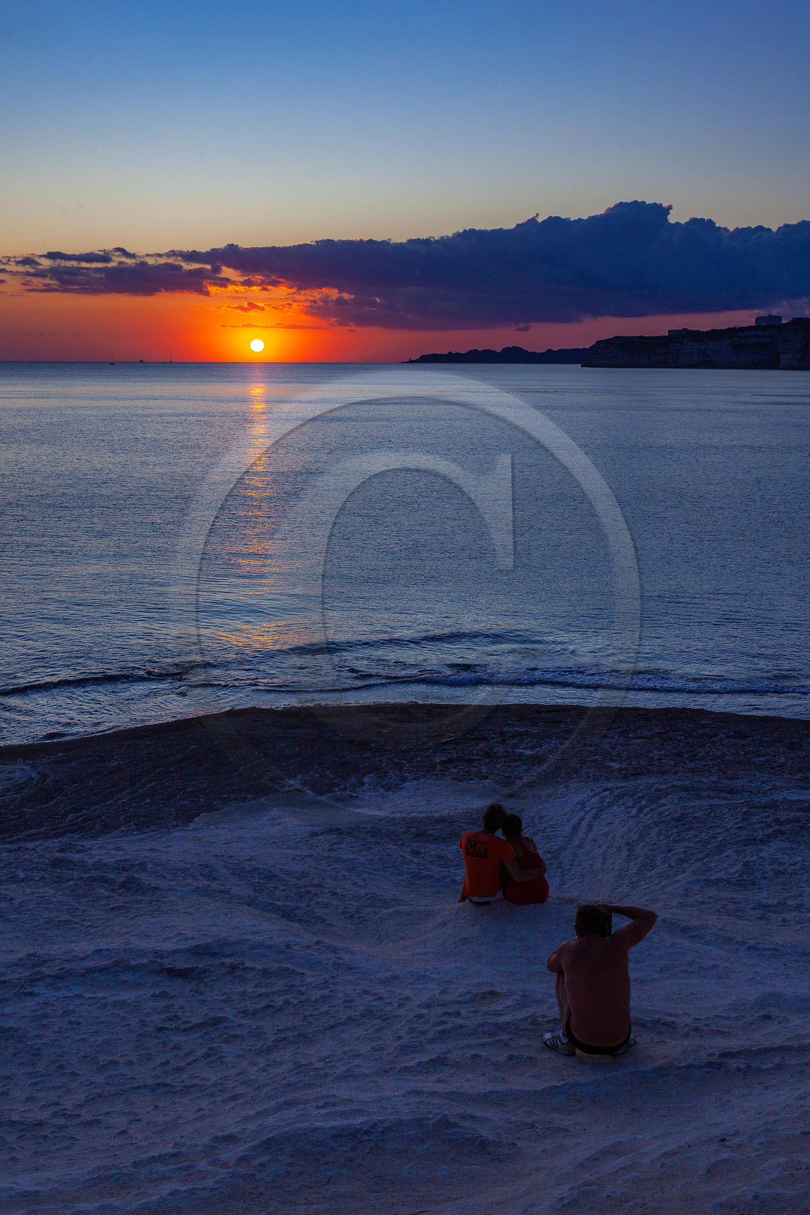 Couple au coucher de soleil sur Bonifacio