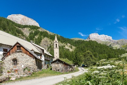 Ubaye, Vallon du Laverq, Chapelle des Pénitents, église Saint-Antoine (XVIIe siècle) et l'ancienne Abbaye Chlaisienne du Laverq (XIIe siècle)