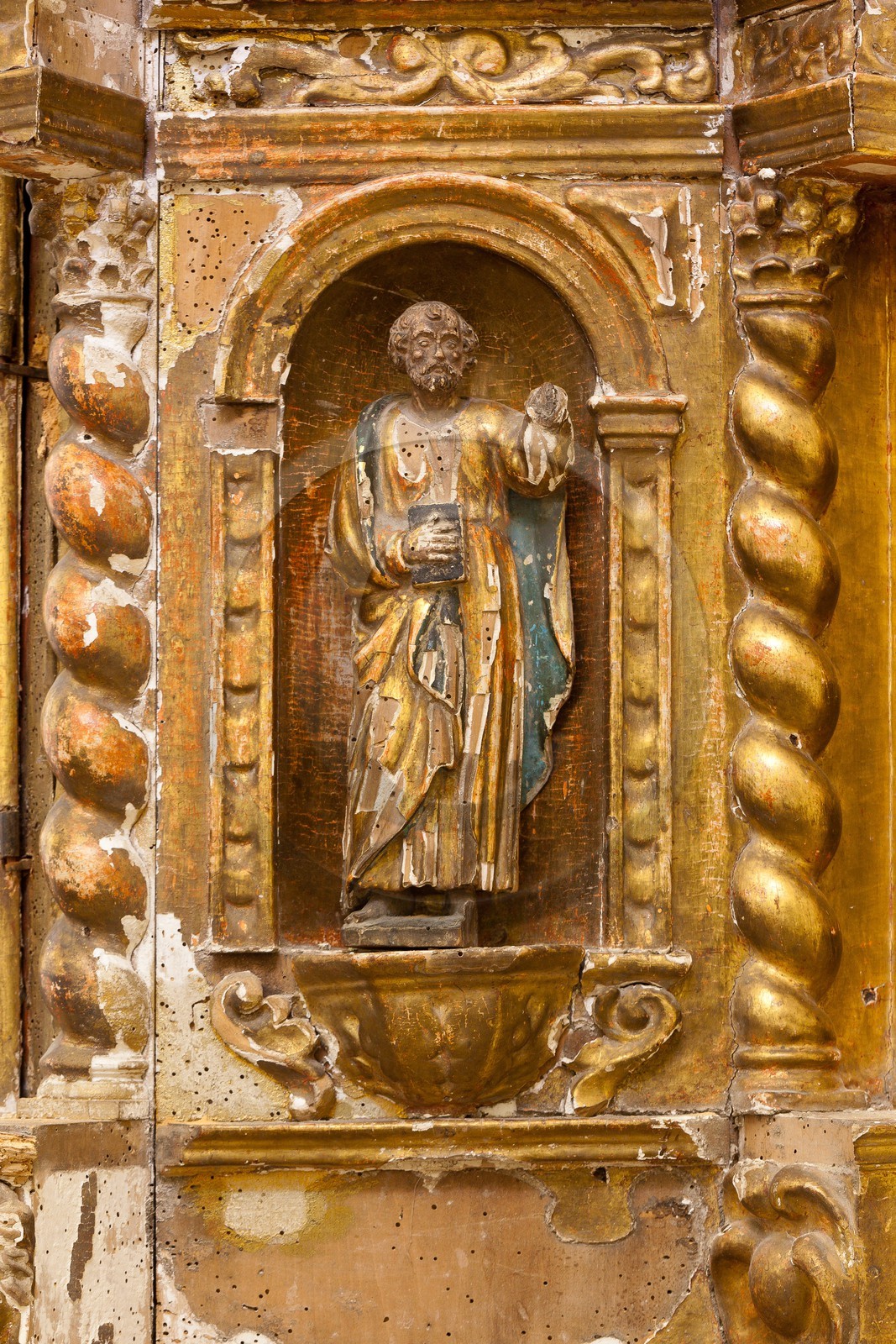 Village de l'Epine, tabernacle en bois doré à coupole byzantine et colonnes torsadées de l' église paroissiale
