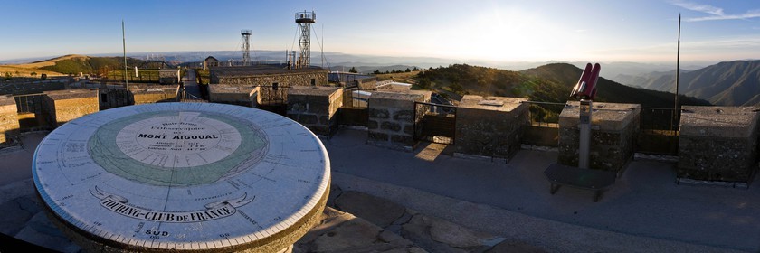 table d'orientation de l'observatoire météorologique du Mont Aigoual