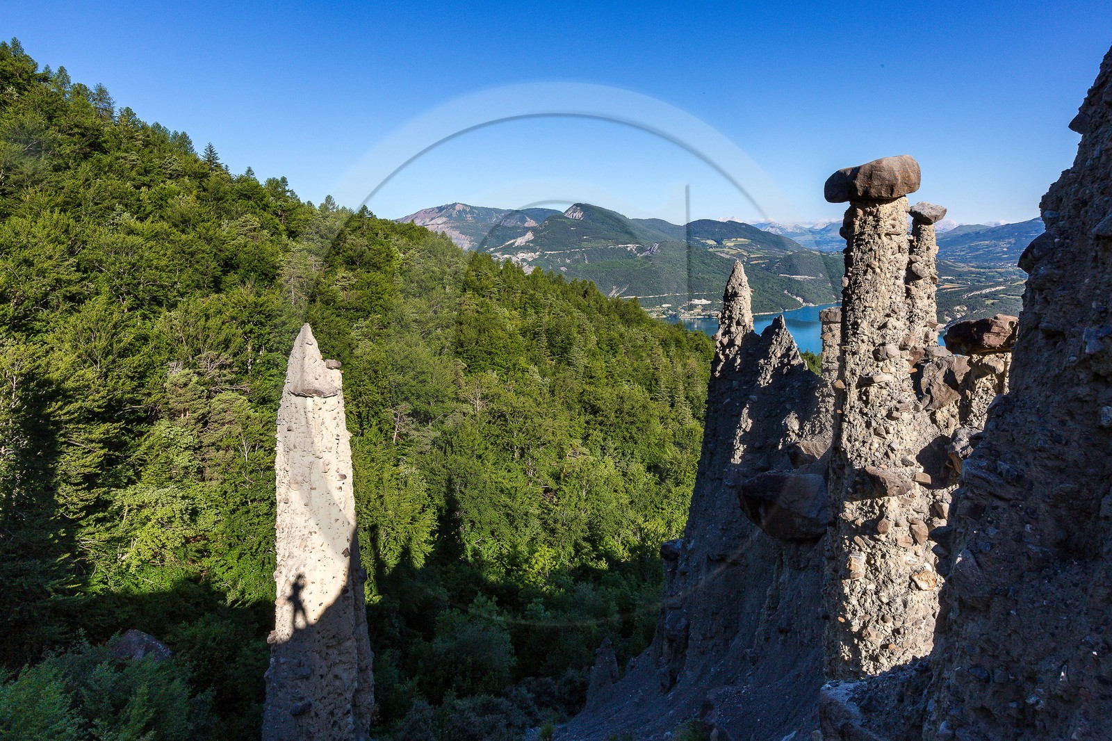Le Sauze-du-Lac, site classé des Demoiselles Coiffées,  appelées également cheminées de fées
