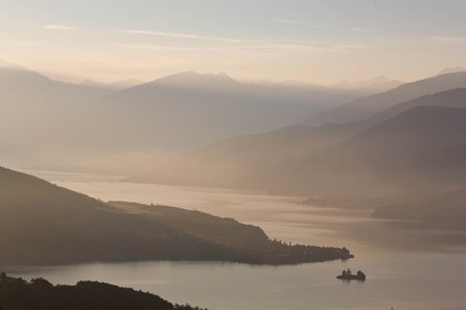 Lac de Serre-Ponçon, la baie et la Chapelle Saint-Michel,