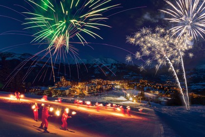 Praloup, descente aux flambeaux de l'ESF avec feu d'artifice