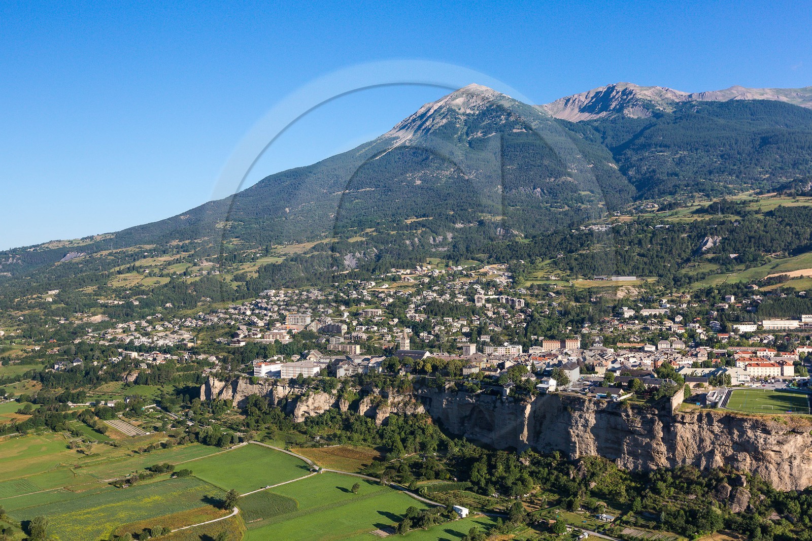 La ville d'Embrun est construite sur un roc et domine la Durance