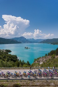 Lac de Serre-Ponçon, la baie et la Chapelle Saint-Michel, course cycliste Tour de France