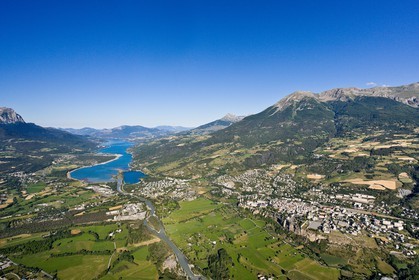 Lac de Serre-Ponçon, le plan d'eau et la ville d'Embrun