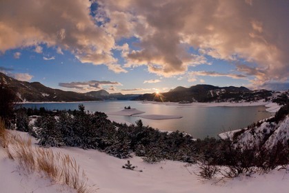 Lac de Serre-Ponçon, la baie et la Chapelle Saint-Michel,