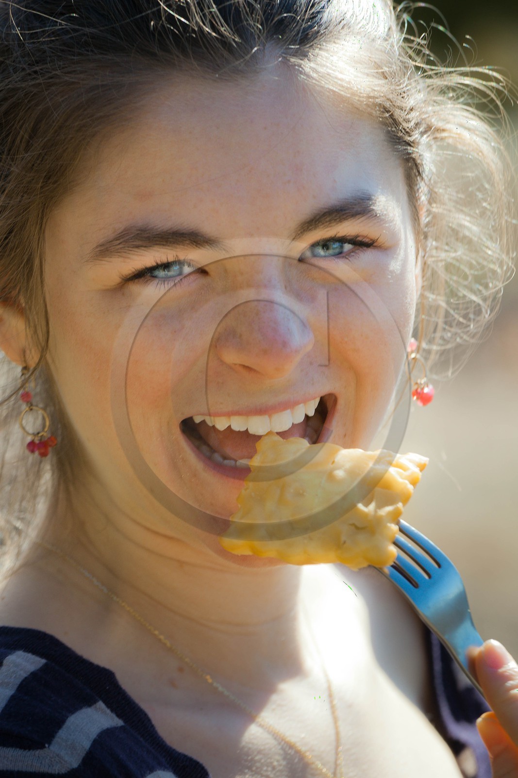 Tourton du Champsaur, jeune fille goutant une spécialité culinaire de la vallée du Champsaur
