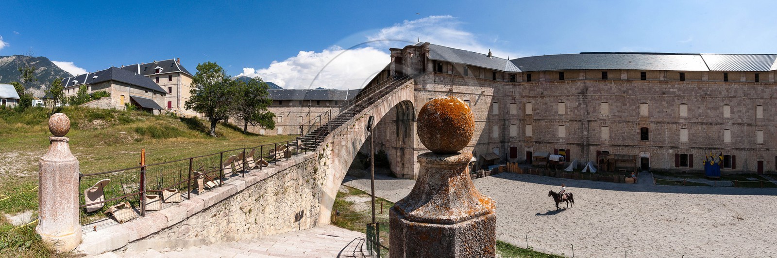 Mont-Dauphin, fortifications Vauban, caserne Rochambeau