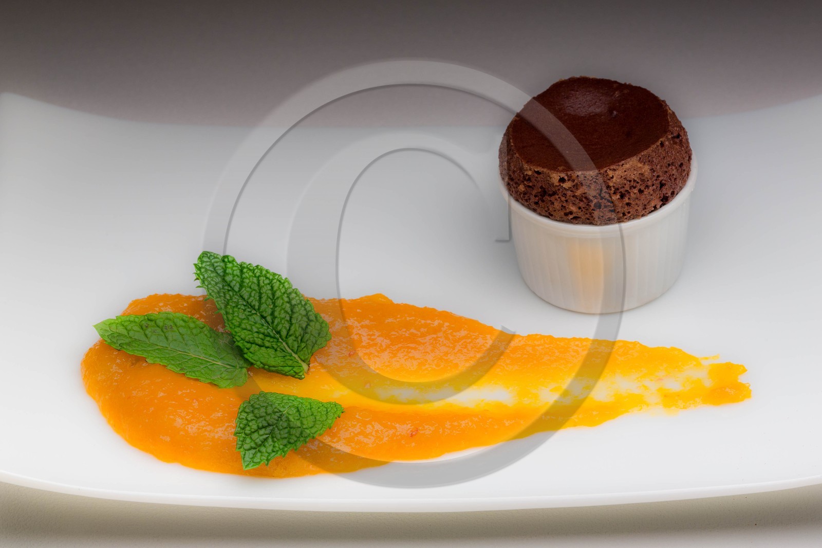Luc Eyriey, Maître chocolatier à Embrun, soufflé chocolat noir Grand Cru et compoté d'abricots