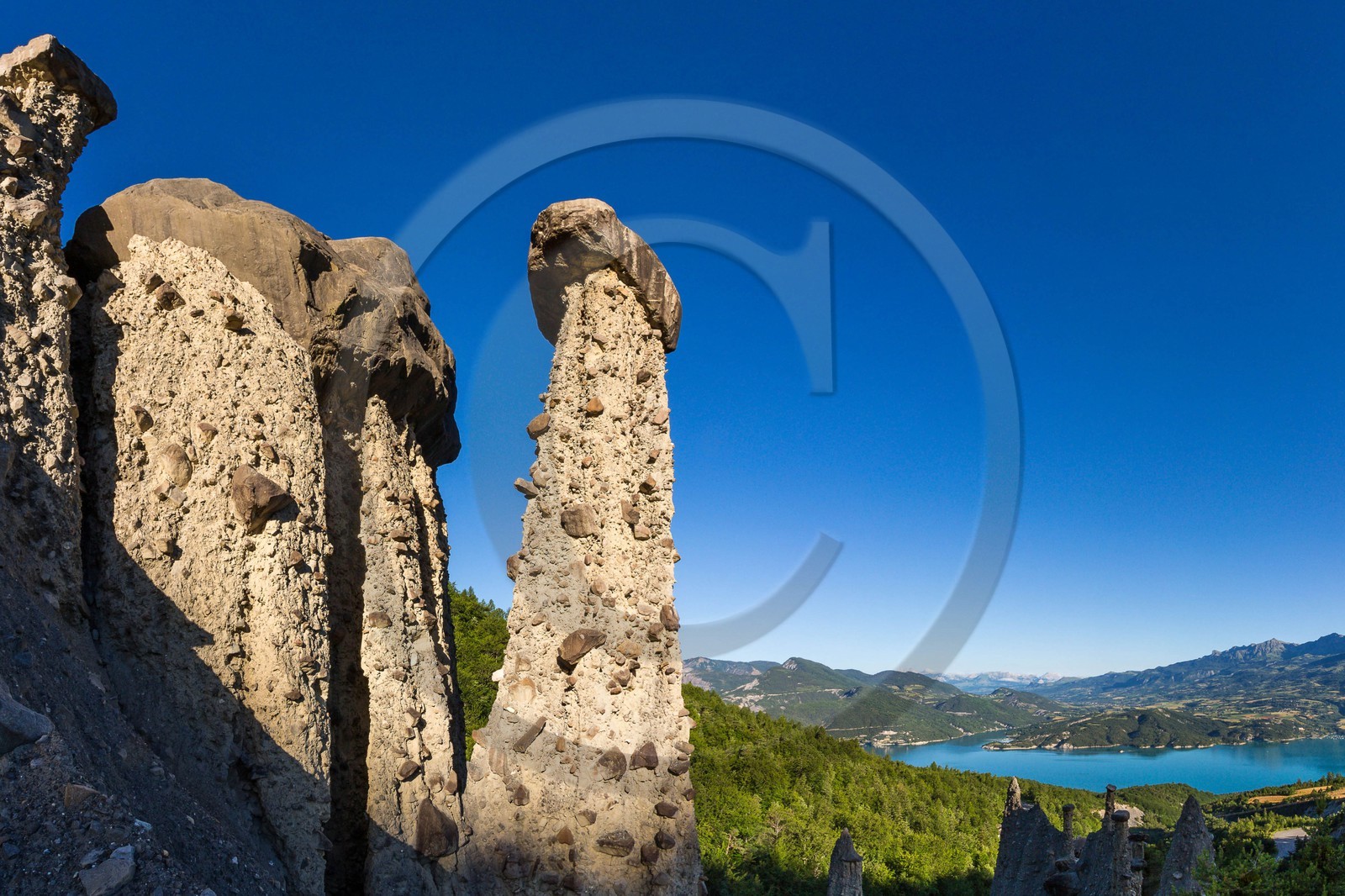 Le Sauze-du-Lac, site classé des Demoiselles Coiffées,  appelées également cheminées de fées