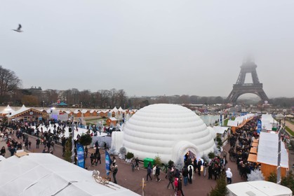 Paris, 2011, le village de Noël du Trocadéro et son univers de neige et glace