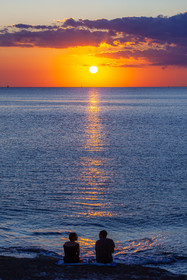Couple au coucher de soleil sur Bonifacio