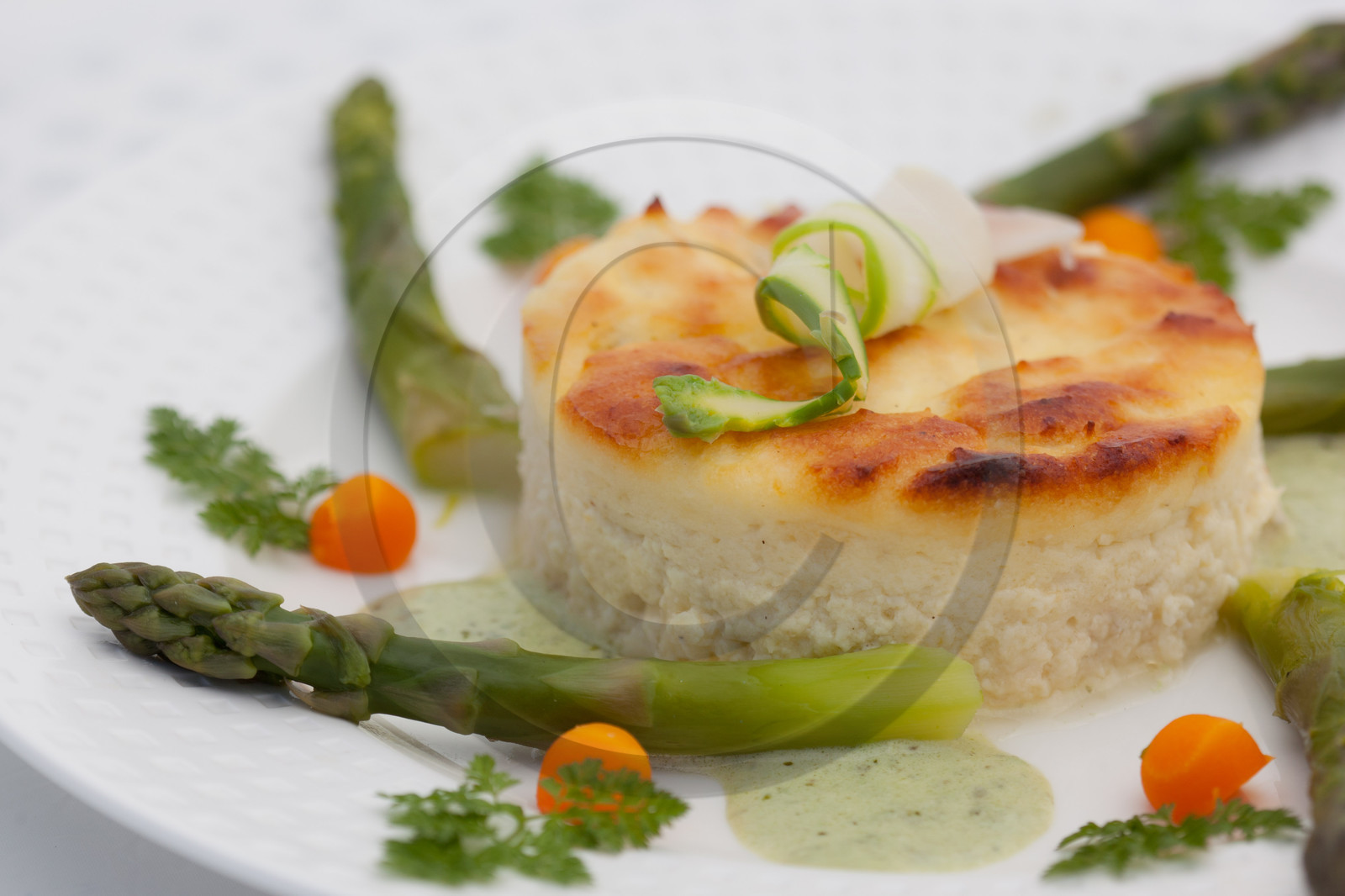 Soufflé aux pointes d'asperges de Remollon avec velouté d'oseille du jardin