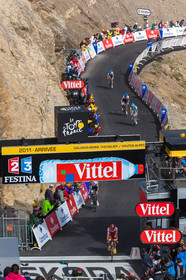 Tour de France 2011, arrivée au sommet du col du Galibier (altitude 2 6421 m)